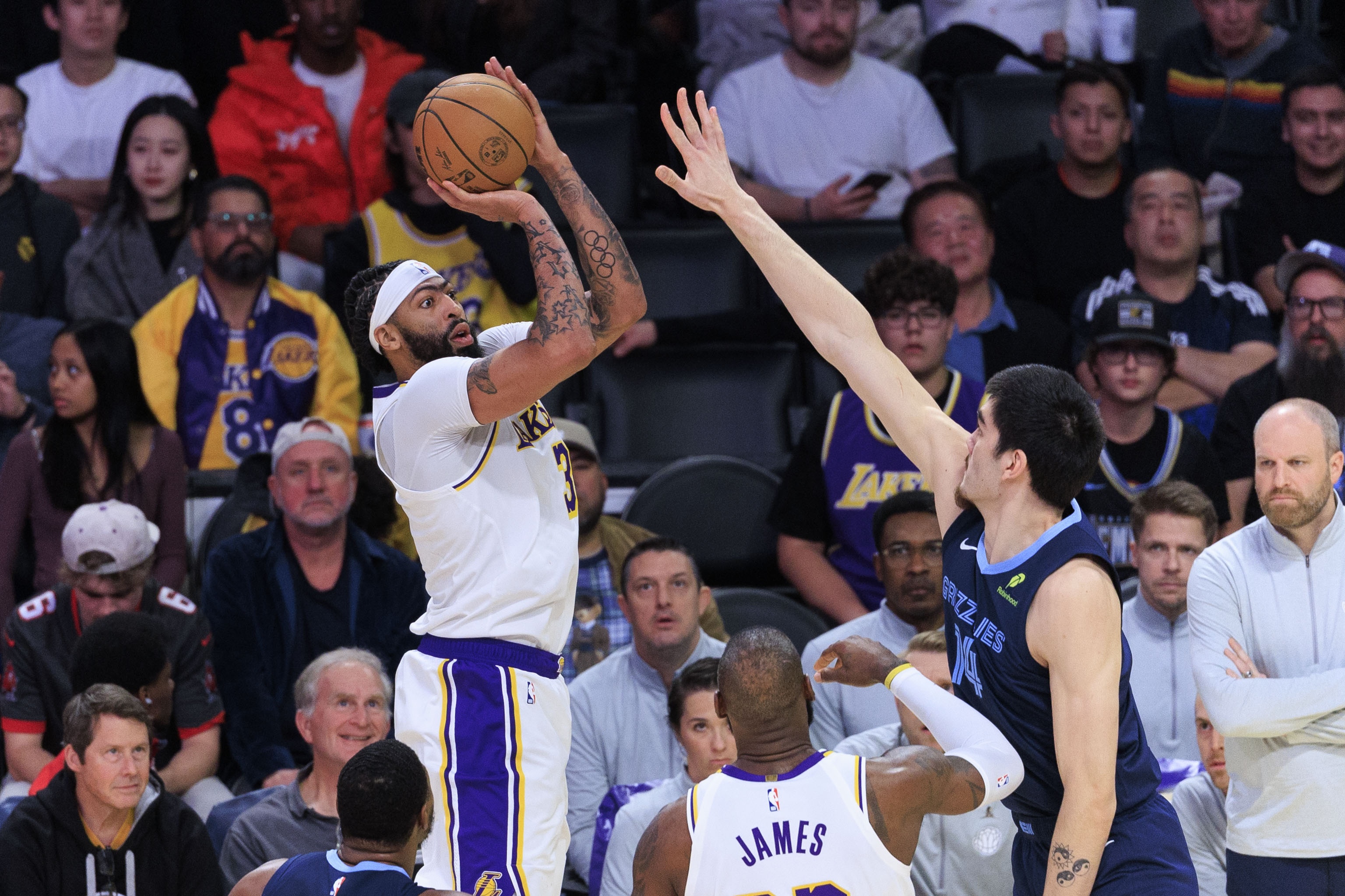 湖人击败灰熊，重振战绩