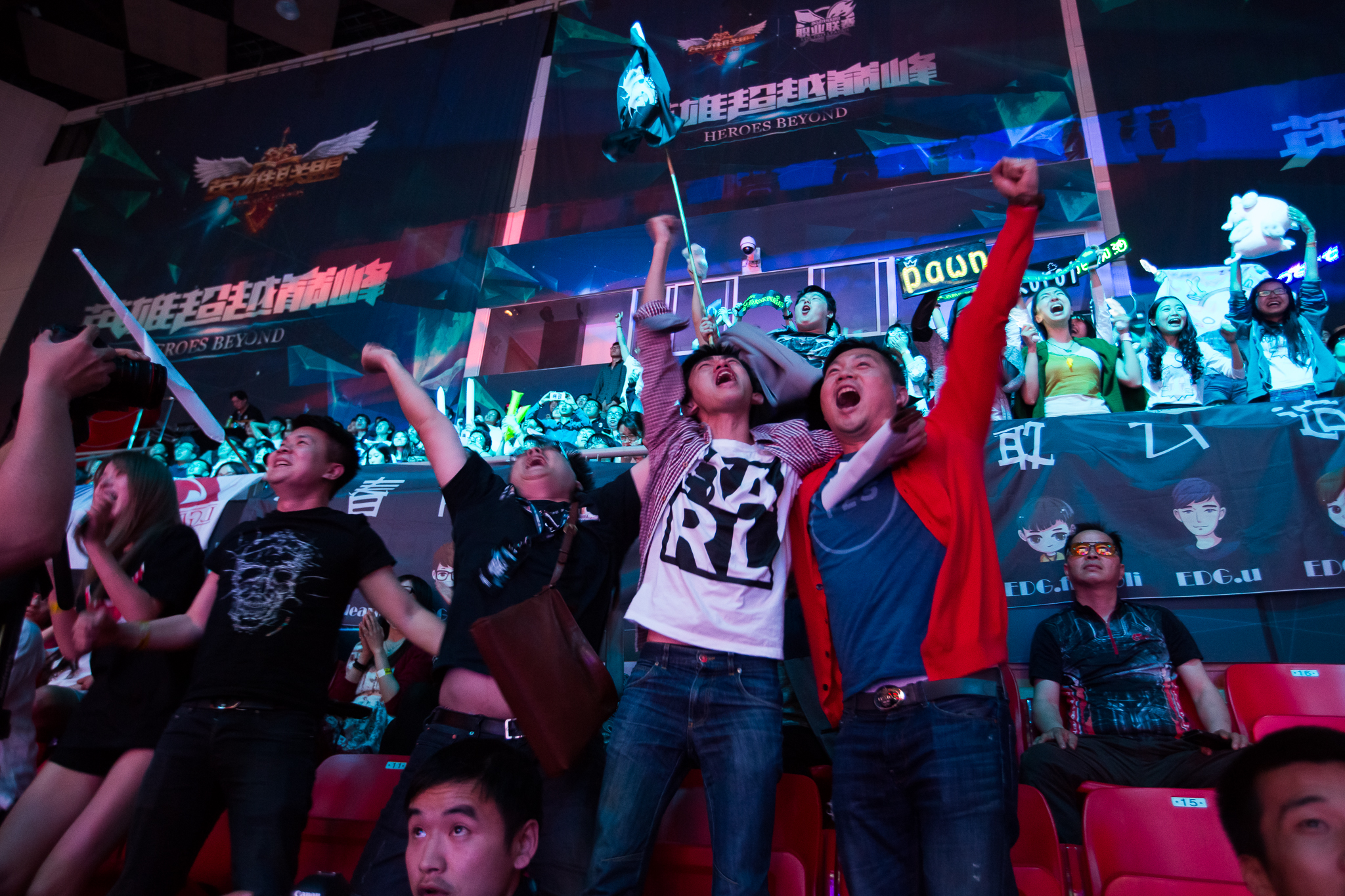 LPL惊险逆转取胜,粉丝狂欢不已的简单介绍 LPL惊险逆转取胜,粉丝狂欢不已的简单介绍