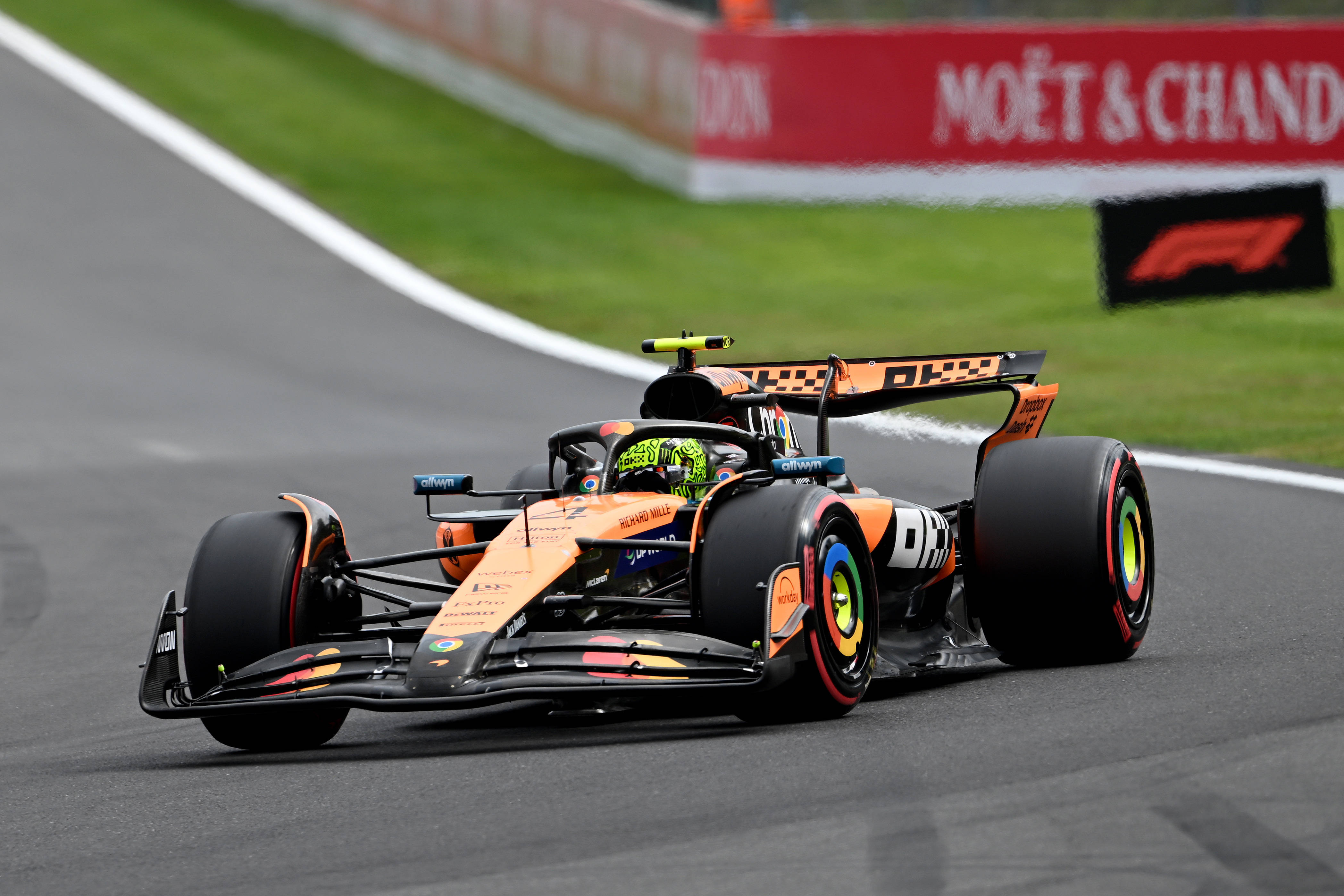 开云体育在线-红牛车队横扫迈凯伦，拉塞尔统治全场