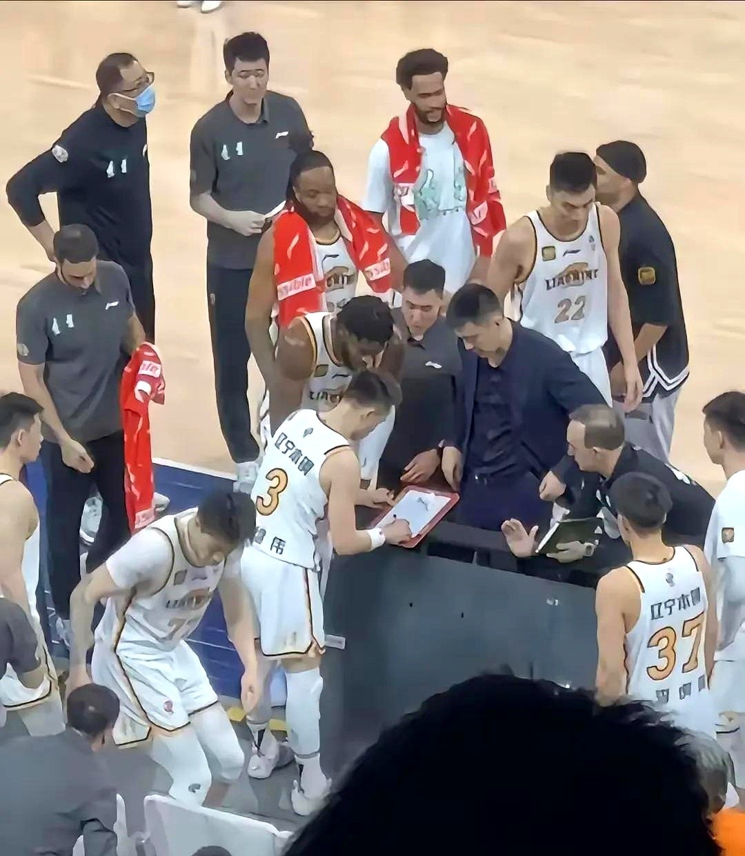 开云体育-上海队翻盘骑士，赵继伟带队取胜