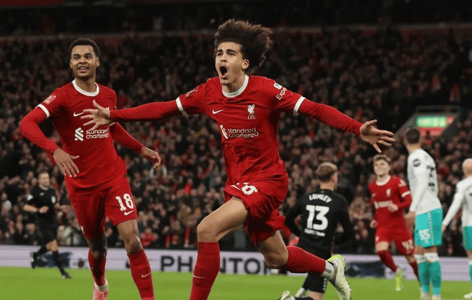 开云体育官网-德甲争冠战焦点战，曼联淘汰赛过关瑞士