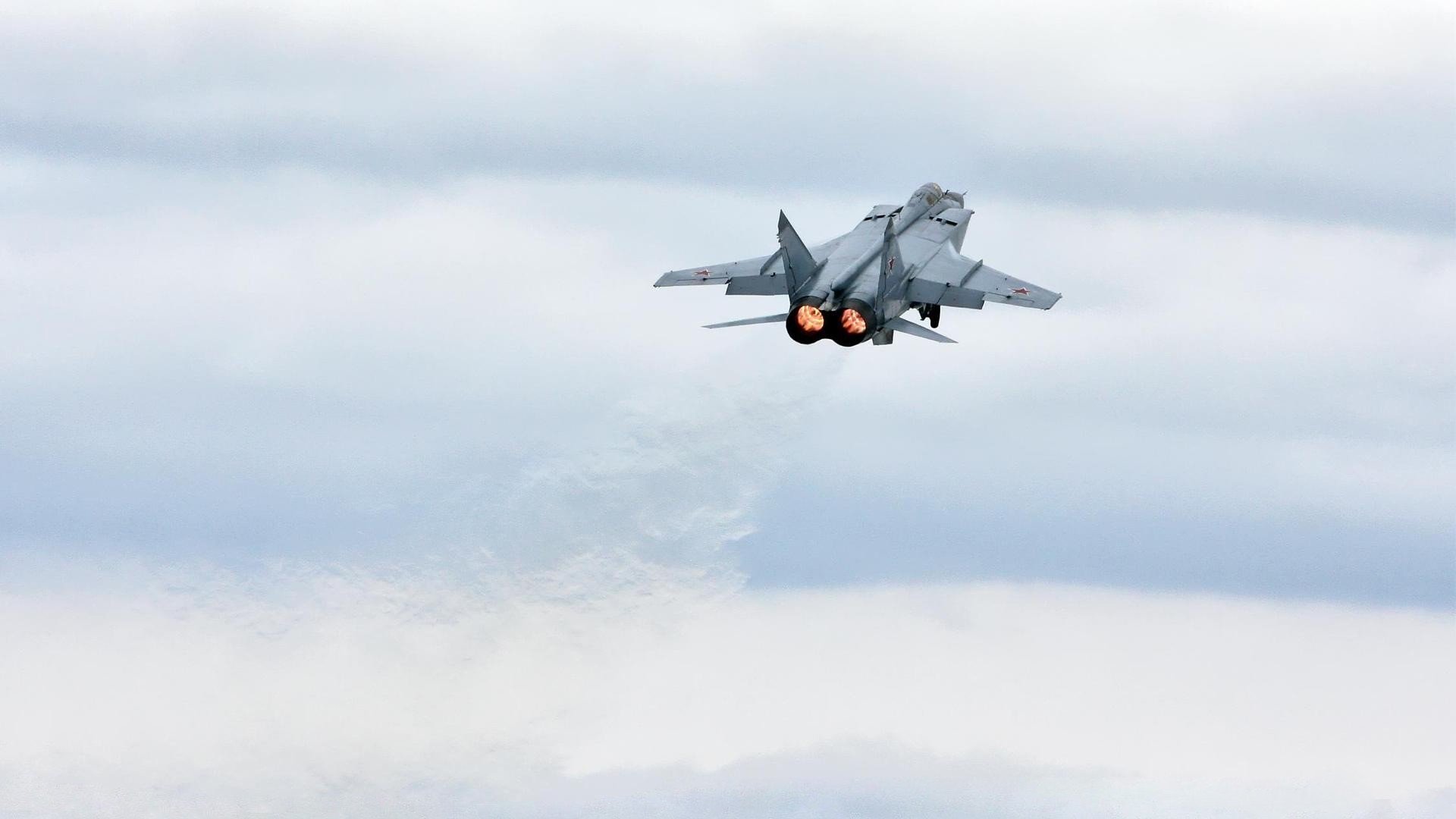 开云体育在线-铁壁与洪流，戈贝尔以沉默的咆哮，回应勇士的三分时代